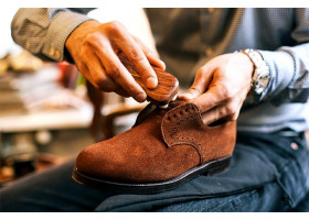 Как правильно ухаживать замшевой обувью
